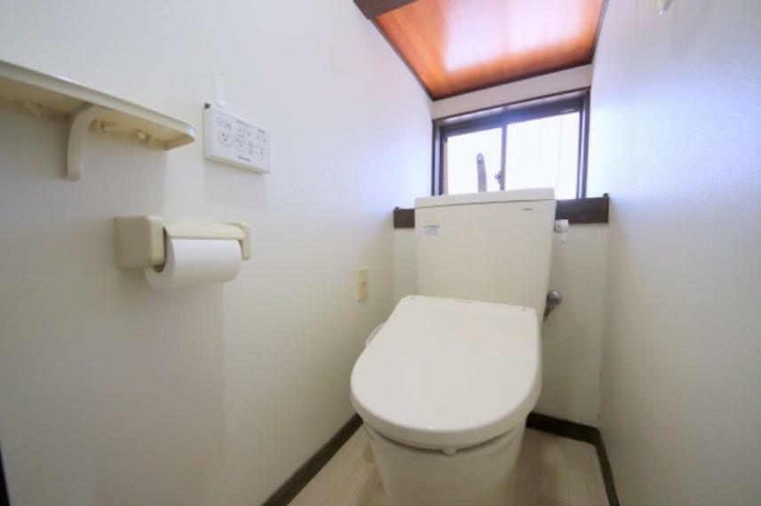 室内（2024年3月）撮影<BR/>あかるく、換気も出来るトイレ。ウォシュレット付きです。