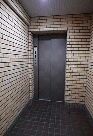 エレベーターでスムーズにお部屋に移動可能です。