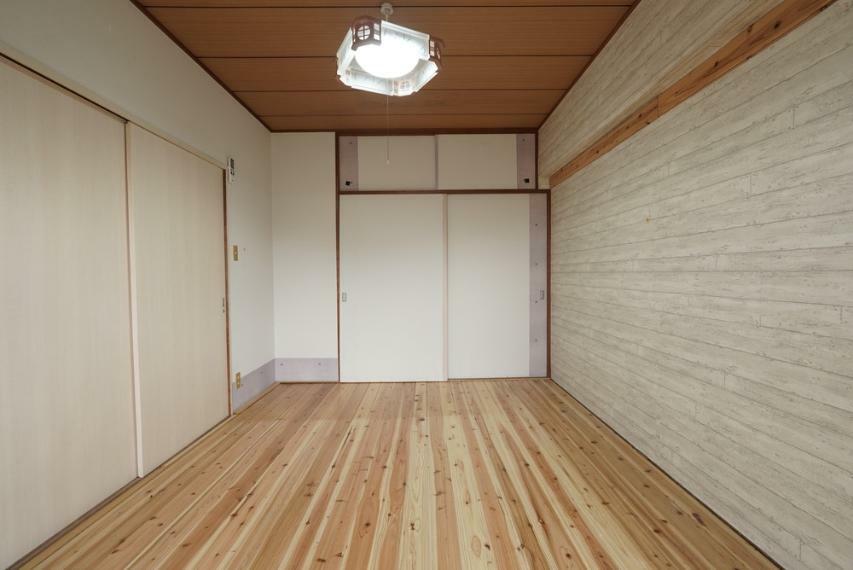 木の床材と和がマッチした南側6帖の洋室。落ち着いた雰囲気の個性的な空間です