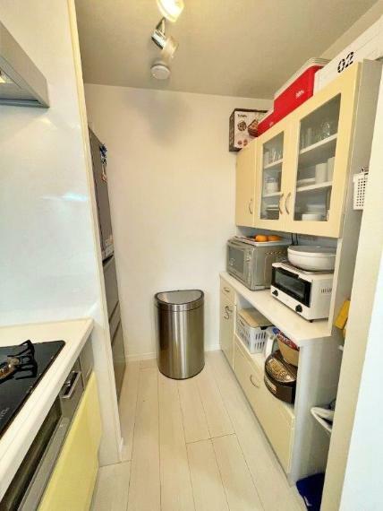 キッチン L型キッチンは収納場所を広く取りやすく、料理や片付けなどの家事動線を確保できます。