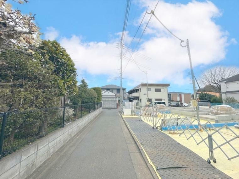 現況写真 穏やかな雰囲気漂う、緑と調和した街並みに建つ新築一戸建て。 ■国立市谷保　新築一戸建て■