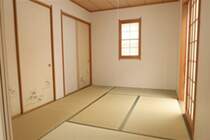 LDから撮った和室の写真です。左側襖は押入れ、奥の襖は玄関に通ずる扉です。