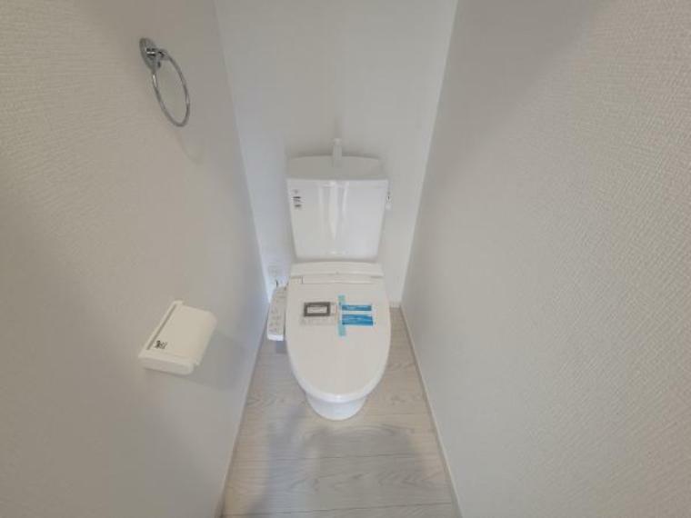 トイレ ウォシュレット付きの綺麗なトイレです。シンプルで使いやすいデザインです。