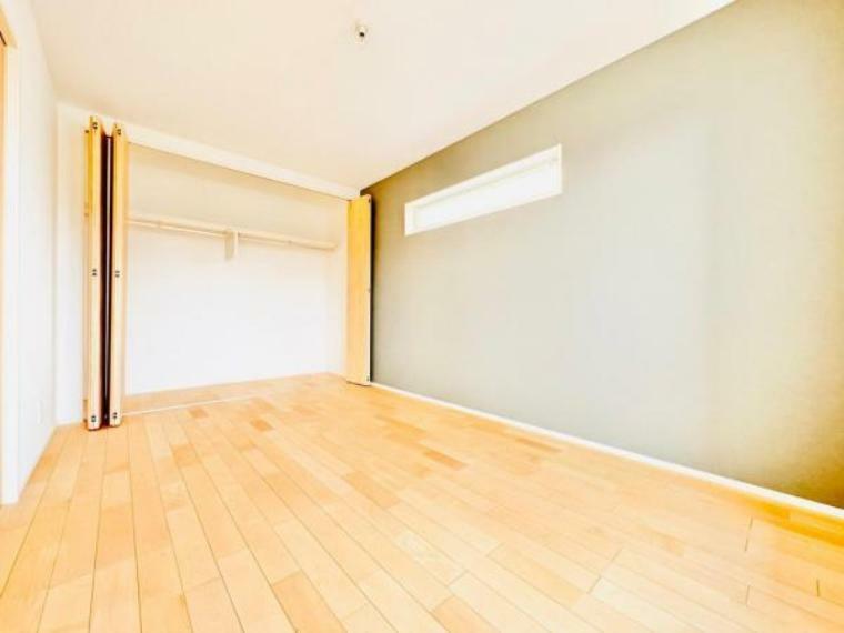 寝室 6.8帖主寝室:大きな収納付きで住空間はスッキリ使用できますね！