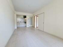 LDK10帖:床や壁紙が白で統一されたリビング！品がよく、お部屋も広く見えますね！