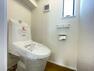 トイレ 白を基調としたウォシュレットトイレは清潔感あるプライベート空間を演出します。（2024.4.14撮影）