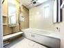 浴室 美しいツヤとなめらかな肌ざわり。水や汚れをはじき汚れにくくお掃除ラクラクの浴槽です。（2024.4.14撮影）