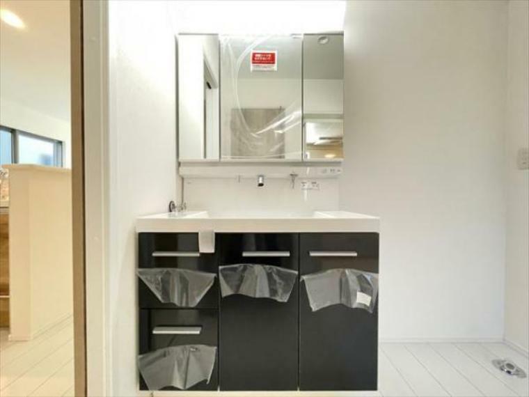 洗面化粧台 ワイドな洗面台は収納力もあり、いつでもすっきりとした洗面室に。（2024.4.14撮影）