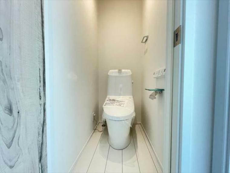 トイレ 白を基調に、飽きのこない空間は質感豊かな仕上がりとなっております。（2024.4.14撮影）