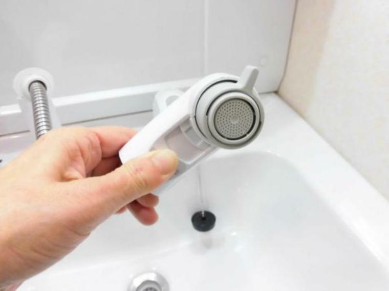 新品交換する洗面化粧台のシャワーヘッドは、花瓶や水汲みに便利なリフトアップ式。伸縮するシャワーホースで朝シャンも楽々。リクシル社製エコハンドル水洗で約20％の節水を実現、朝の時間短縮にも役立ちます。