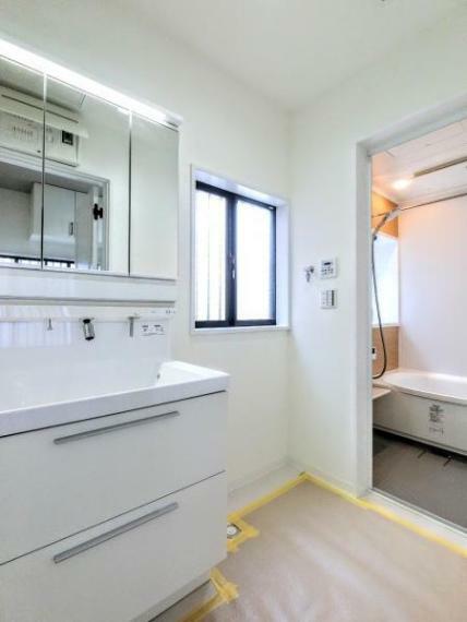 脱衣場 窓のある洗面室。爽やかな通風を感じられ、清潔な空間を保つことができます。