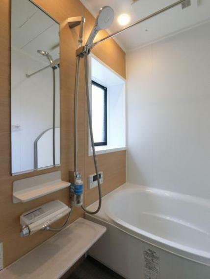 浴室 落ち着きのあるツートンの壁色や浴室乾燥機など、快適なバスタイムを満喫できる仕様です。