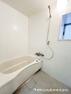 浴室 【浴室】上品な色合いが魅力のバスルームは、ほっと落ち着く空間を作り出しています。