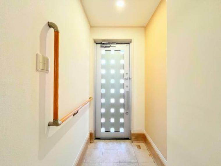 玄関 【玄関】住まいの第一印象を決める玄関スペース、ホワイト系の下足入れを使用