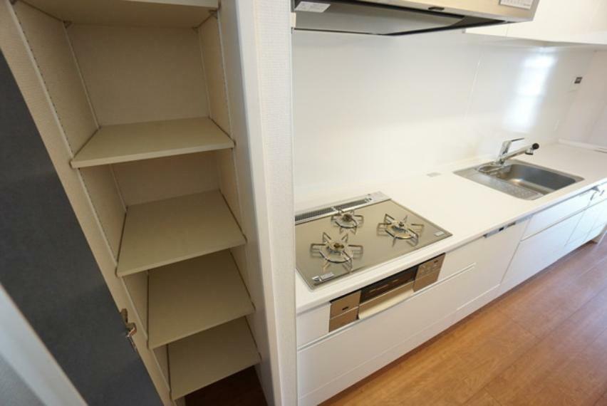 収納 キッチン横には収納棚を設けています。缶詰やレトルト食品、キッチン用品などの収納場所としても便利です。