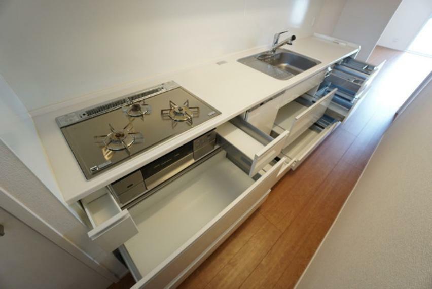 キッチン キッチンはスライド式の収納スペース付きなので調理道具をはじめ調味料や食器などもきれいに整理することができます。