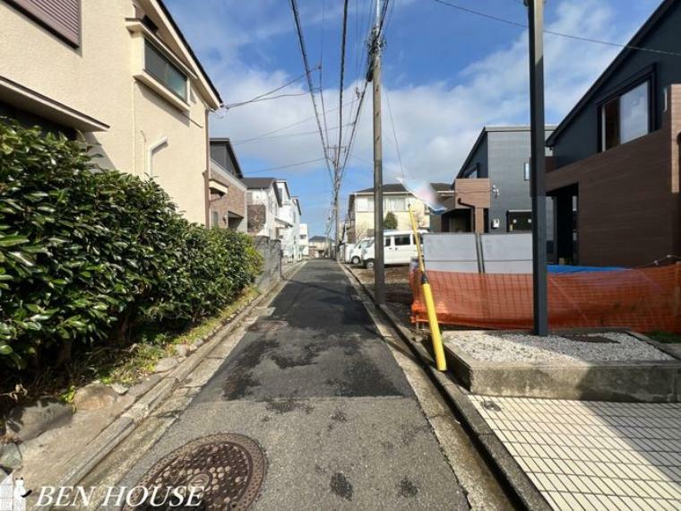 現況写真 前面道路含む外観・現地周辺は落ち着いた雰囲気の住宅街です。