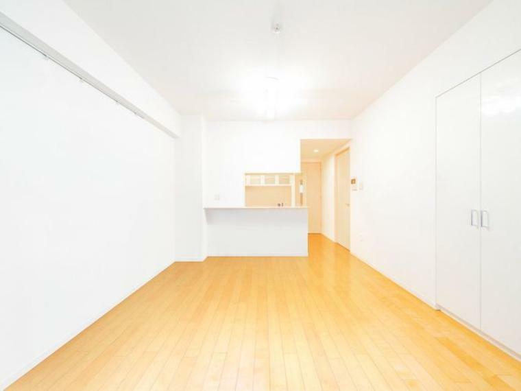 リビング※画像はCGにより家具等の削除、床・壁紙等を加工した空室イメージです。