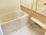 浴室 【浴室】木目アクセントパネルを採用。バスタイムに癒しを与えます。