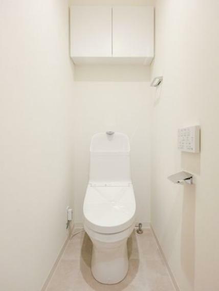 トイレ レストルームも上品さが宿る安らぎのスペースに仕上がりました。優れた節水効果や汚れが付きにくい便座などの機能付き。