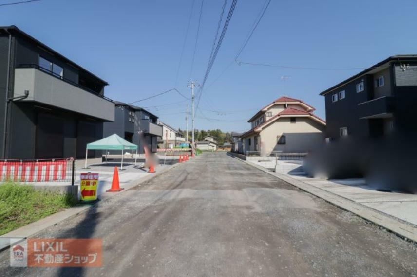 現況写真 【前面道路】現地完成写真。道幅や駐車など、ご確認ください。