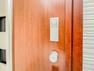 玄関 「電子キー」採用・荷物を持っての開施錠もラクラク！防犯断熱仕様の玄関ドア