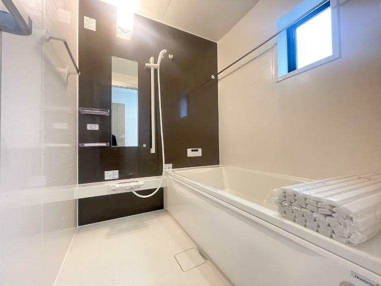 浴室 【Bathroom】 浴室は一日の疲れを癒す場所だから、家族みんながゆったりできる快適設計。追い炊き機能付きオートバス。安定した温度で、いつでも快適に入浴できます。