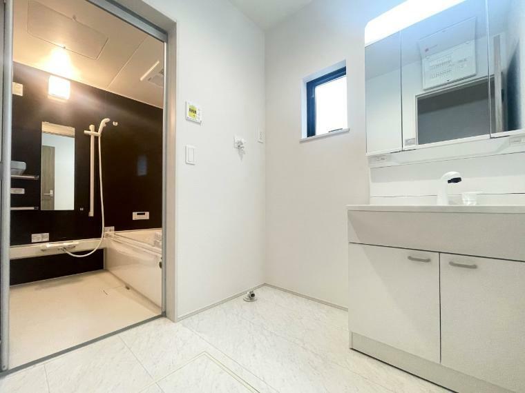 脱衣場 【Powder room】 家の中でも特にプライベートスペースとなる洗面所は、洗濯場所と浴室を同じ空間でまとめております。