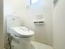 トイレ 【Toilet】 トイレ・ウォシュレット付。快適で衛生的な洗浄機能付温水シャワートイレです。収納や手すりもついてます。（1号棟）