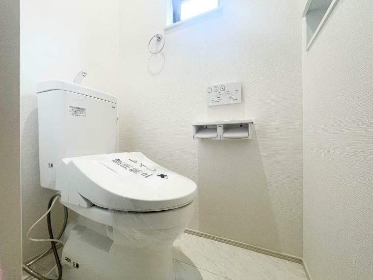 トイレ 【Toilet】 トイレ・ウォシュレット付。快適で衛生的な洗浄機能付温水シャワートイレです。収納や手すりもついてます。（1号棟）