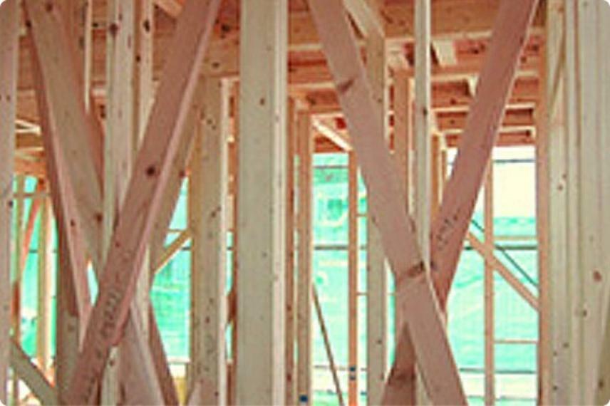 構造・工法・仕様 「木造軸組み工法」は土台、柱、梁などの住宅の骨格を木の軸で造る工法で、接合部には補強金物取り付け、床には構造用合板を使用するなど、強い耐震性・耐久性を発揮しています。