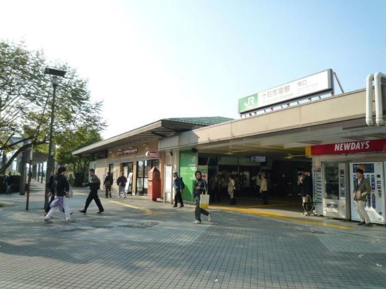 十日市場駅 （JR横浜線）（ターミナル「横浜」駅へは直通約25分。東急田園都市線の乗り換え駅「長津田」駅へは約3分の乗車。）