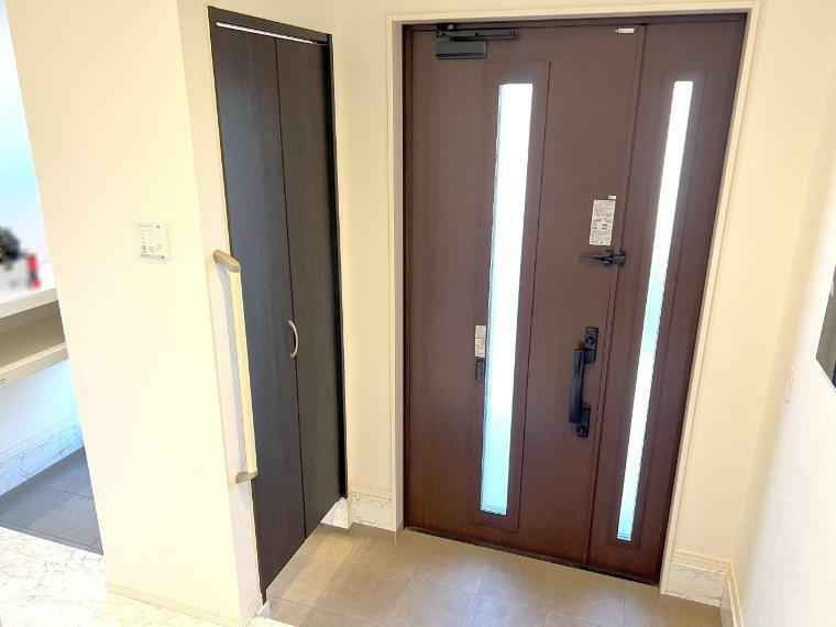 玄関 自然光が取り込まれ明るい玄関は収納もあるのでスッキリした衛生的な空間を保てそう