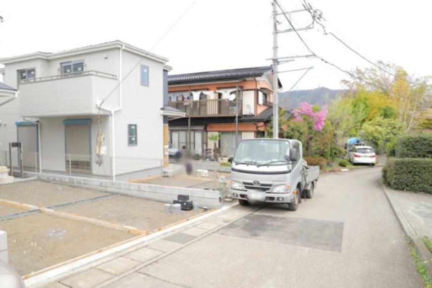 現況写真 住宅用の土地では前面道路に2m以上接していなければならないと法律で定められています。しかし、お持ちの車のサイズやライフスタイルなどにより、2mでは利便が悪い場合もございますので、事前に確認しましょう。