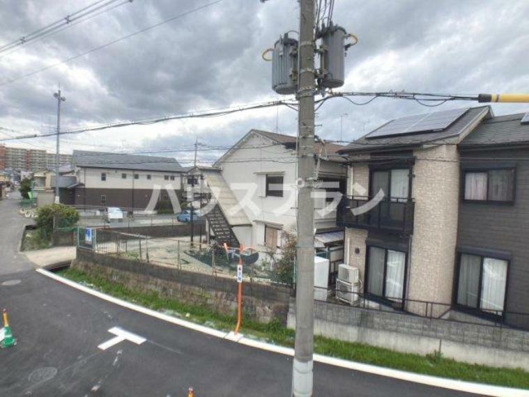 眺望 一戸建てが立ち並んだ静かな住宅街です。プライバシーを確保しつつも青空を存分に堪能できる開放感のある景観です。安心できる周辺環境うれしいです。