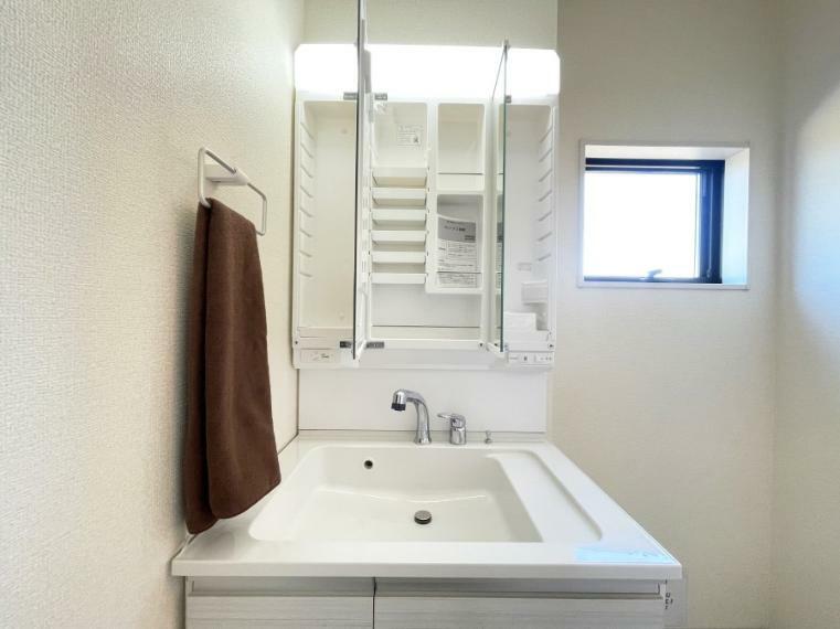 洗面化粧台 三面鏡の裏に、化粧品や衛生用品などを収納可能。洗面台をすっきりと保ちます！
