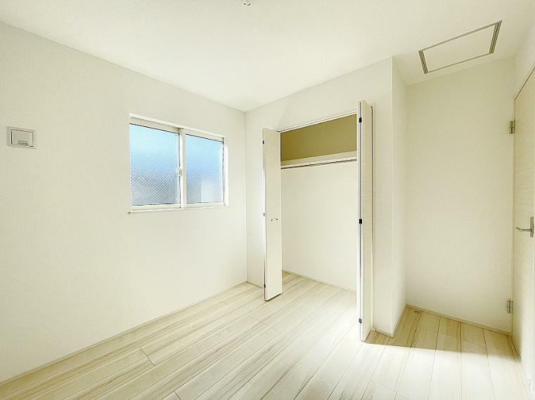 洋室 収納が充実しているので、居住スペースを広く使えます。