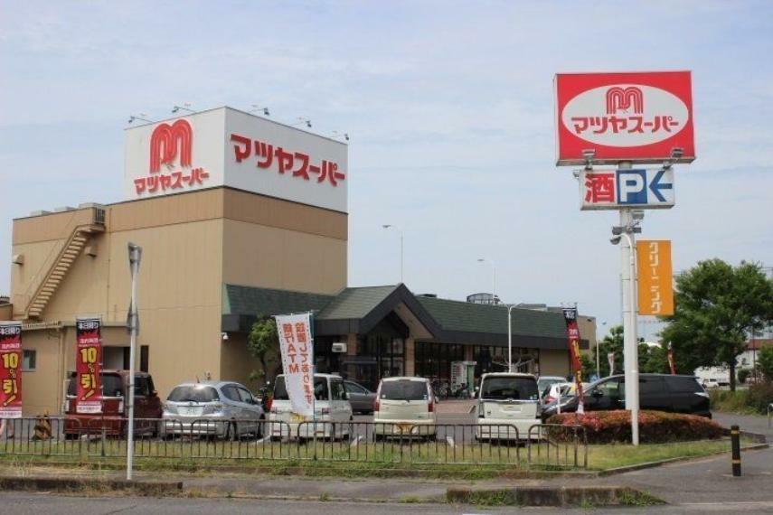 スーパー 【マツヤスーパー矢倉店】JR東海道本線の南草津駅より徒歩13分、京滋バイパス沿いにあるスーパーマーケットです。大型駐車場があるので車でのお買い物にも便利です。毎日新鮮な食材にこだわったスーパーです。