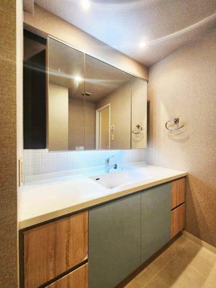 ■ゆとりある洗面スペースとスタイリッシュなデザインが魅力的な洗面化粧台。