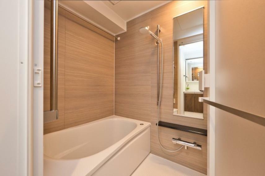浴室 雨の日や花粉対策に便利な、浴室乾燥機付きのバスルーム。寒い冬には入浴前に浴室暖められる暖房機能付き。