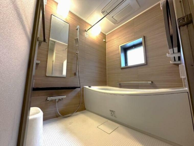 バスルーム。ユニットバスはもちろん1坪タイプのゆったりサイズで、採光換気用小窓も付いて、オートバスで浴室乾燥暖房機も付いております。