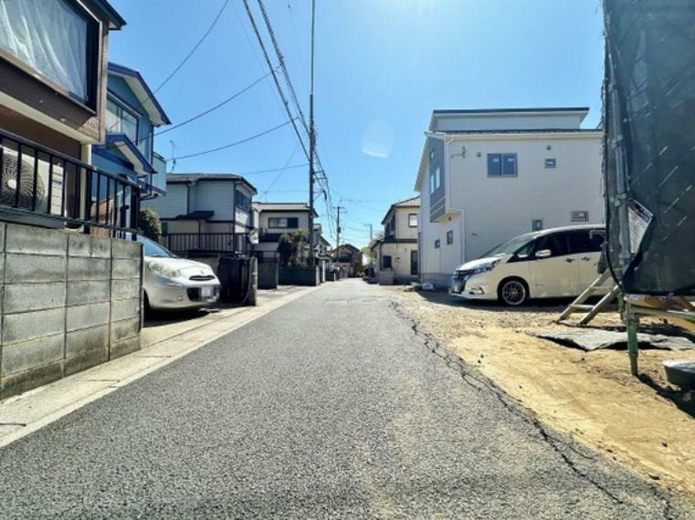 現況写真 前面道路は車通りも少ないので、お子様連れのご家族には嬉しいですね。