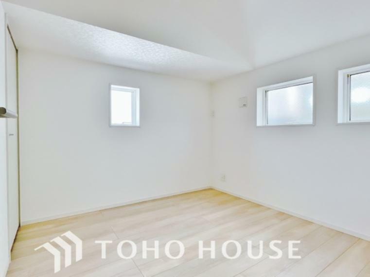 子供部屋 清潔感あるホワイトの壁紙と温もり溢れるカラーの床材が見事に調和した本邸宅。