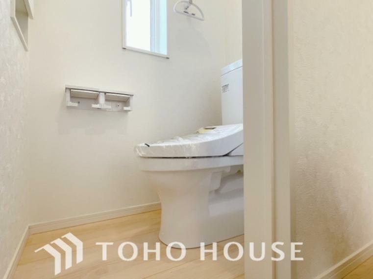 トイレ 清潔な空間であって頂けますように、目に留まるだけではなく、汚れをふき取り易いフロアと壁紙をチョイス。