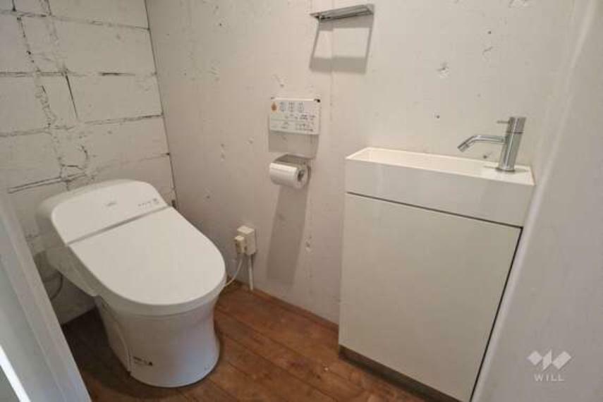 トイレ トイレは信頼のTOTO製。手洗い付きで清潔。コンクリートブロックの壁がアクセントになっています。