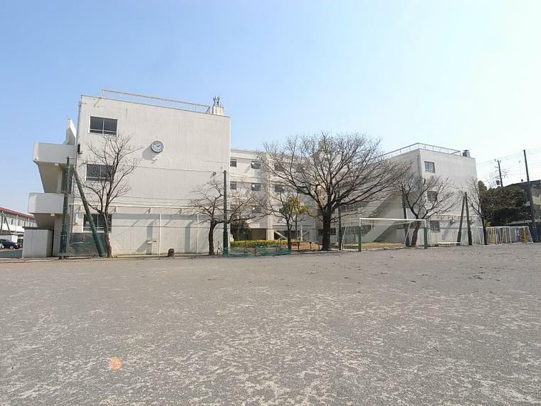 中学校 横浜市立日吉台西中学校（●豊かな自然に囲まれた日吉台西中学校は東横線綱島駅と日吉駅の中間、台地上にあり、富士山も遠望でき校地に恵まれています。周辺は個人住宅が多く良好な住環境が保たれるエリアです●）