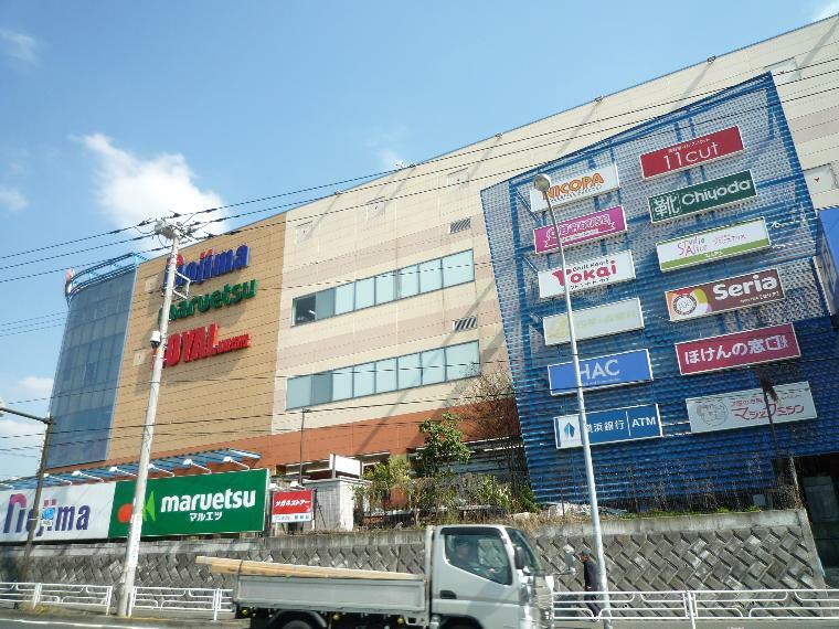 ショッピングセンター 横浜四季の森フォレオ（近隣に暮らす人たちの森や自然のような存在がコンセプトのショッピングセンター。ホームセンターも併設。）