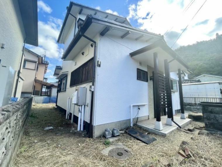 庭 陽光たっぷり降りそそぐお庭を備えた理想のお住まいです。趣味のガーデニングなど、ライフスタイルに合わせていろいろとお楽しみ頂けそうです。こちらの物件は見学のご予約も可能です！ぜひお問合せ下さい。