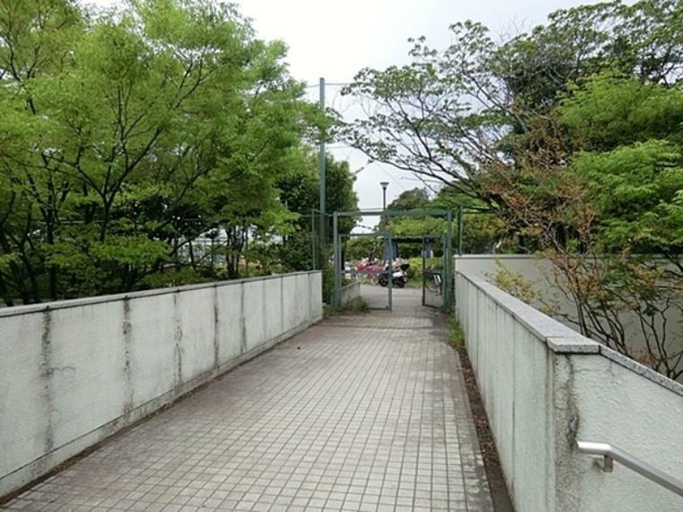 小港南公園 最寄駅は、JR山手駅徒歩31分　最寄のバス停は、船員センター前徒歩5分　東京ドーム約0.2個分の小規模な公園です。（約639m）