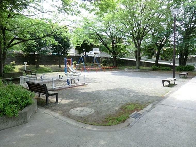 公園 尾月第一公園 遊具の広場とダスト広場の2段に分かれています。広場とブランコや砂場があります。